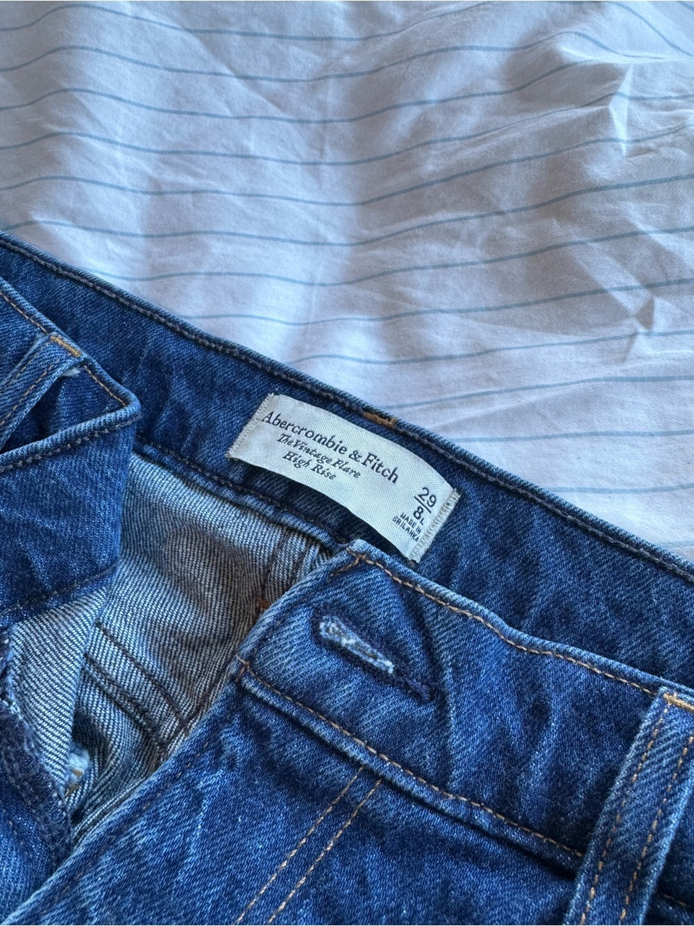 Abercrombie & Fitch The Vintage Flare High Rise Jean. (Size: 29 Long) - Picture 6 of 6